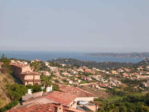  Superbe appartement avec vue panoramique sur le golf et la mer. Petite r�sidence de prestige tr�s calme avec piscine et gardien. 60 m� + loggia 20 m�, grand s�jour avec coin salon, canap�-lit 2 places, cuisine am�r�ricaine.
